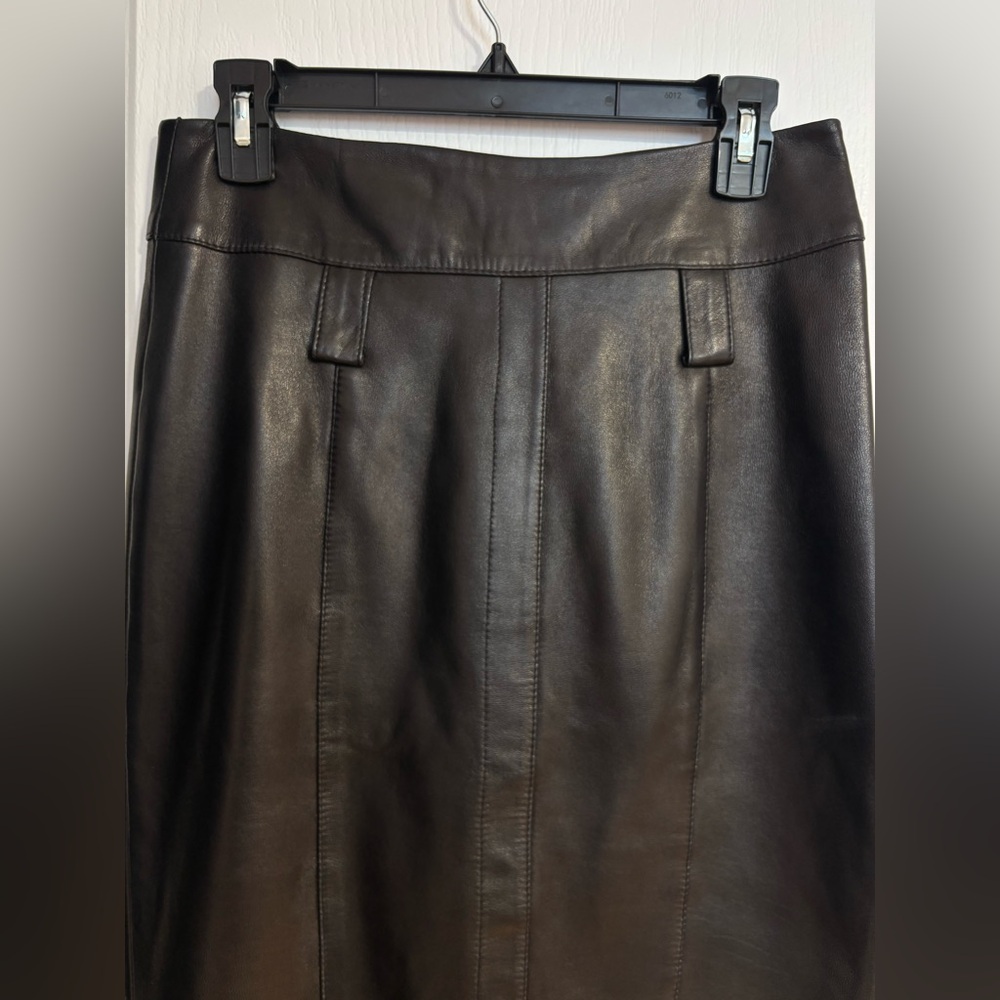 Danier Italian Leather Midi Lined Back Slit Zipper Closure Black Skirt Size 4 - Picture 2 of 12